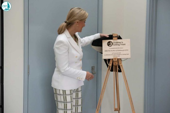 HRH unveils our handmade plaque commemorating 25 years of the charity.