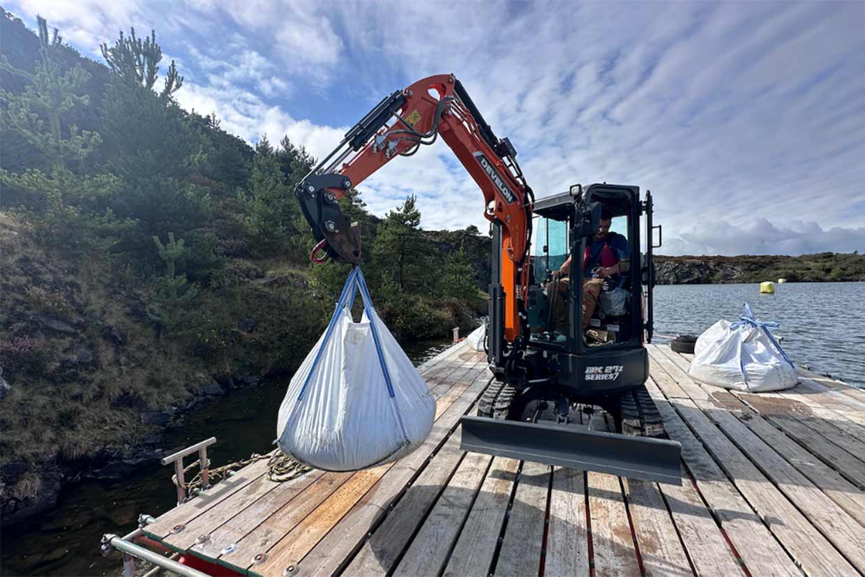 digger-lifting-dumpy-bag